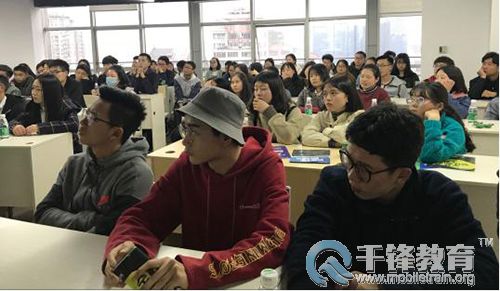 認(rèn)真聆聽(tīng)千鋒成都校區(qū)講師分享的川信職院學(xué)生.jpg